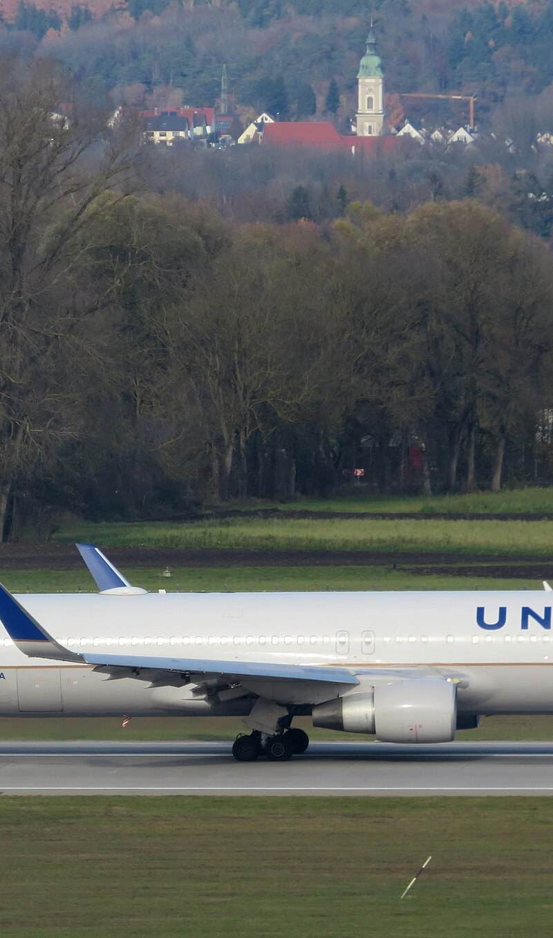 N642UA - Twin-engine aircraft