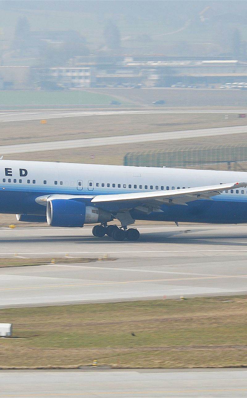 N642UA - Twin-engine aircraft