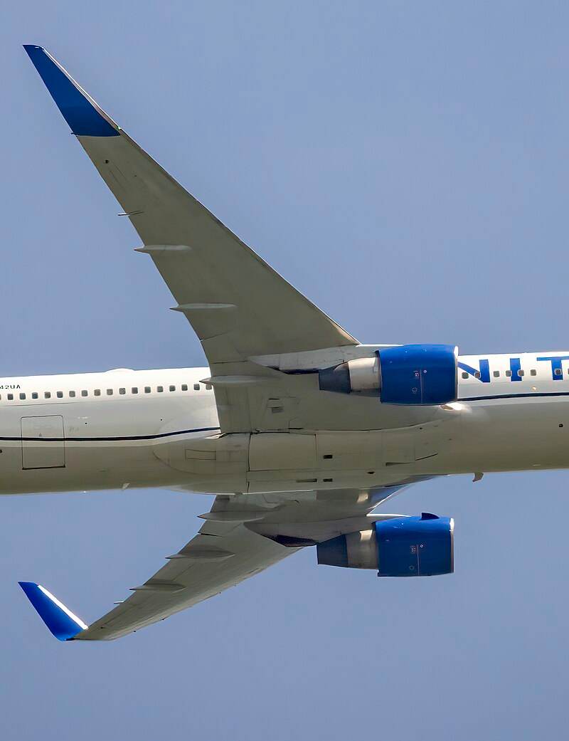 N642UA - Twin-engine aircraft
