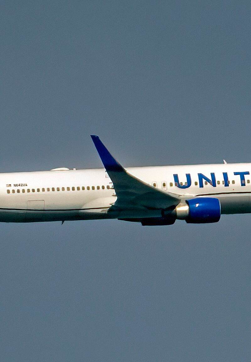 N642UA - Twin-engine aircraft