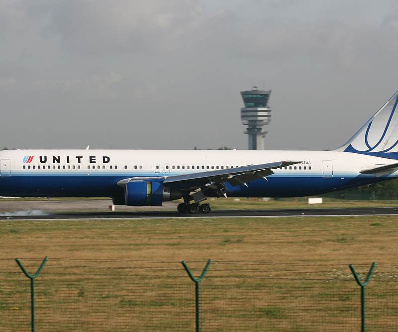 N643UA - Twin-engine aircraft