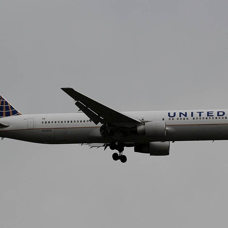 N643UA - Twin-engine aircraft