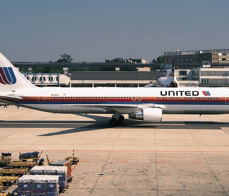 N644UA - Twin-engine aircraft