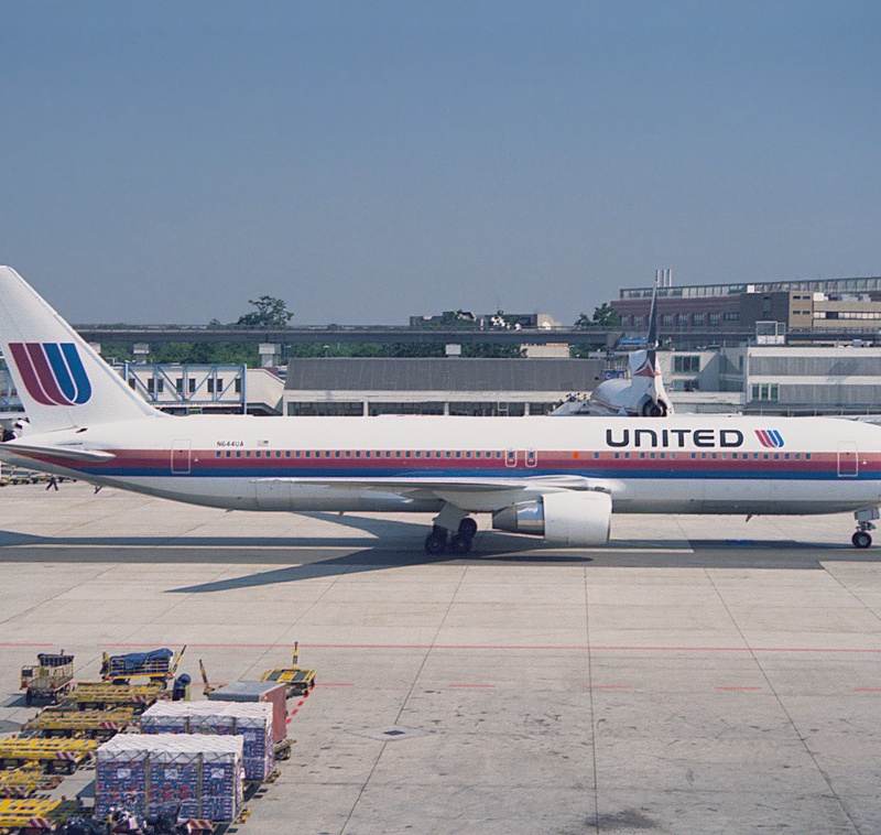 N644UA - Twin-engine aircraft