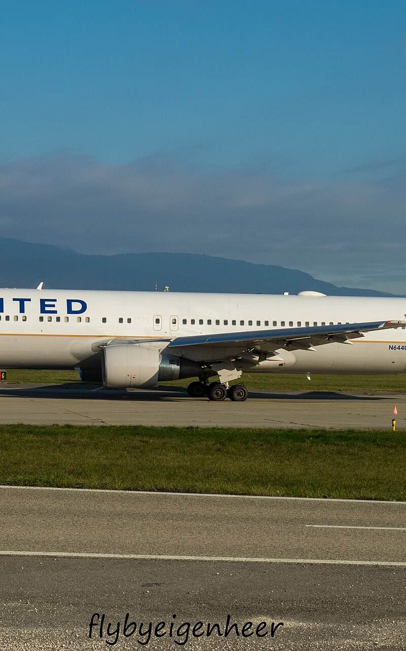 N644UA - Twin-engine aircraft
