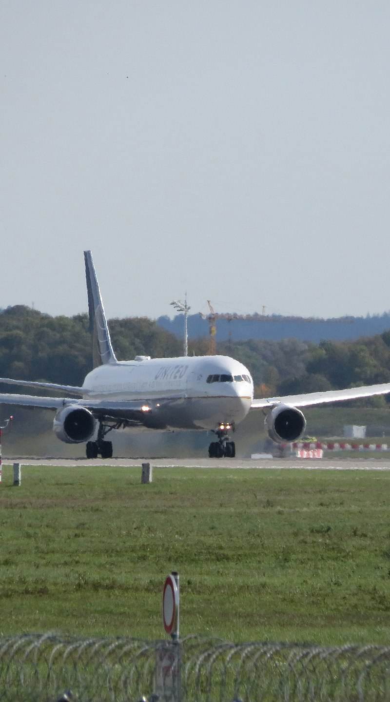 N644UA - Twin-engine aircraft