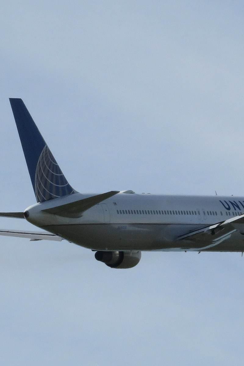 N644UA - Twin-engine aircraft