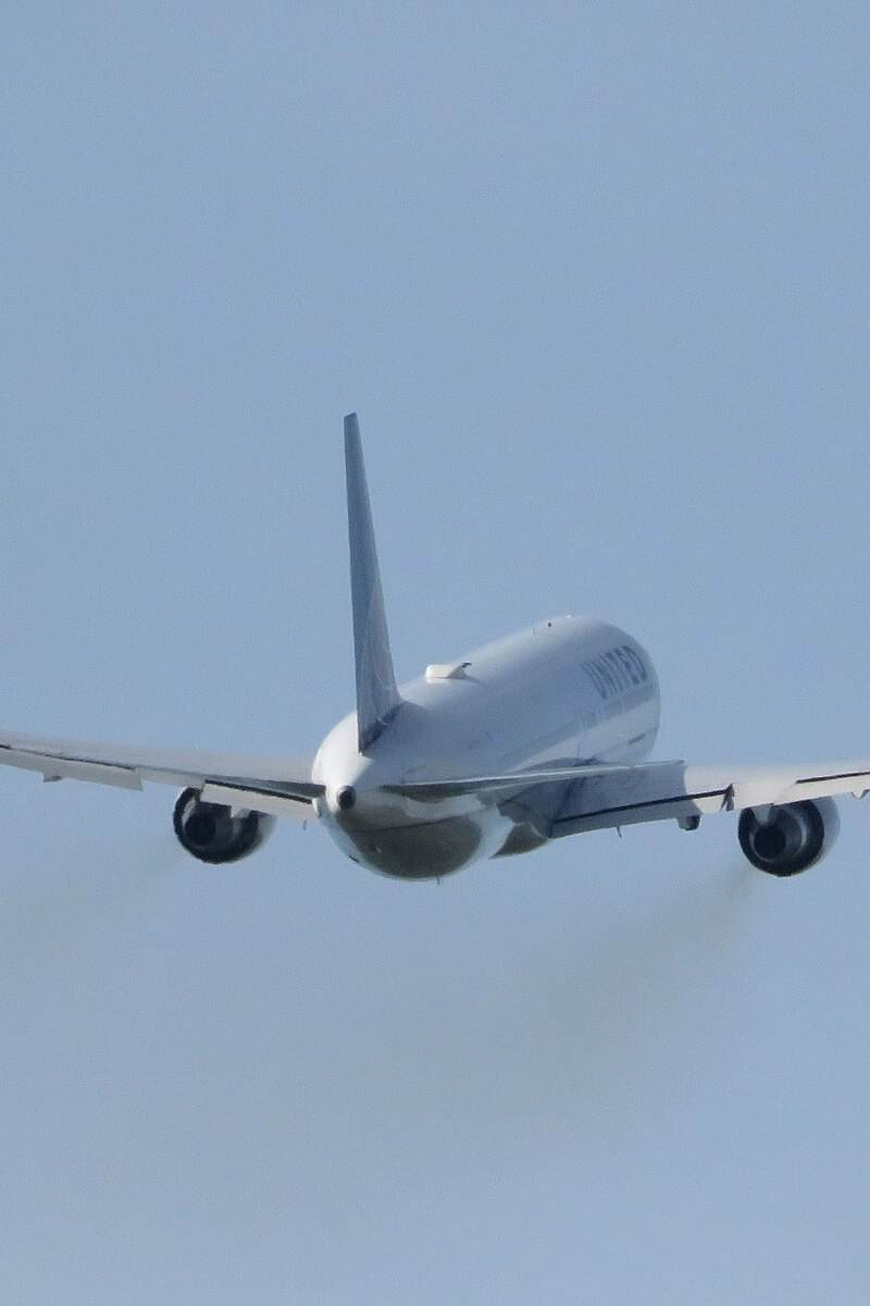 N644UA - Twin-engine aircraft