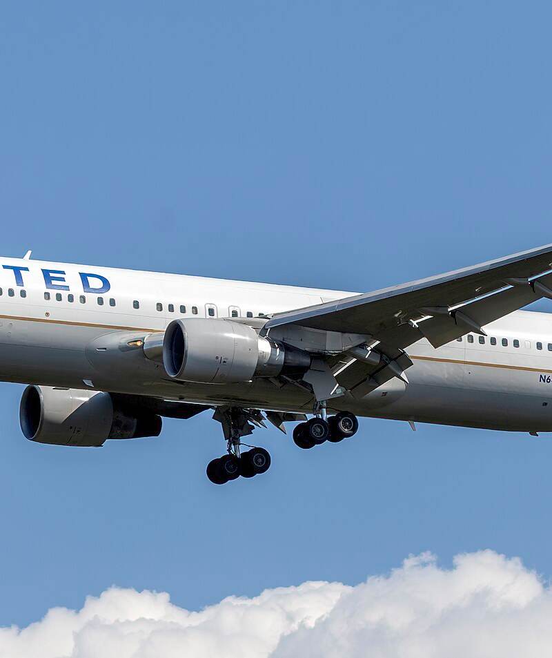 N644UA - Twin-engine aircraft