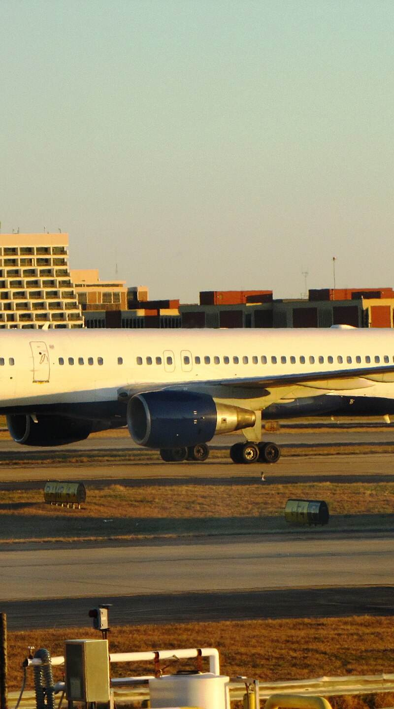 N645DL - Twin-engine aircraft