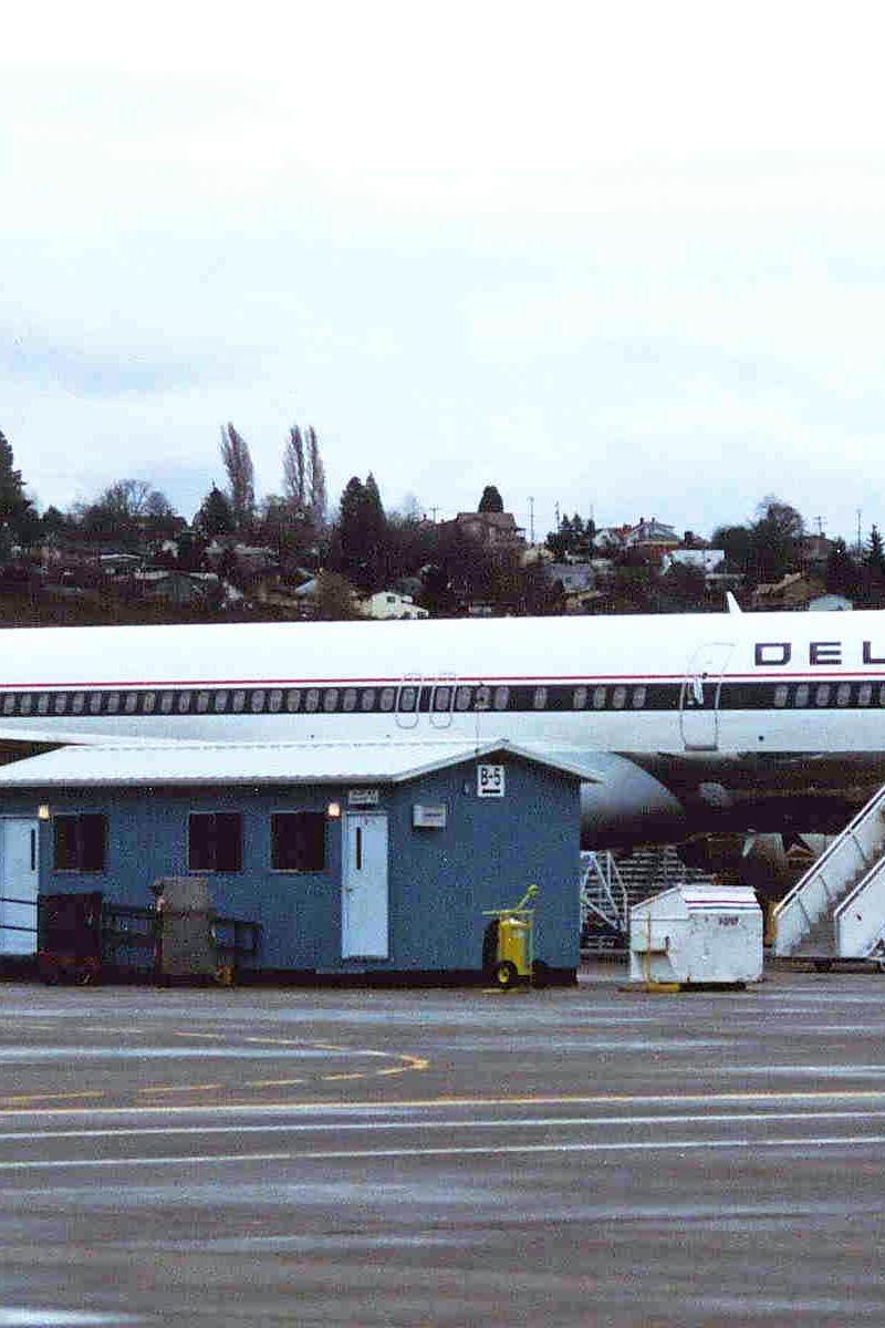 N645DL - Twin-engine aircraft