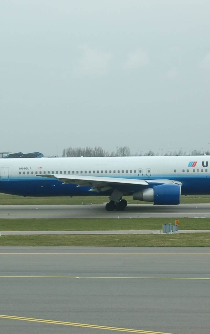 N646UA - Twin-engine aircraft