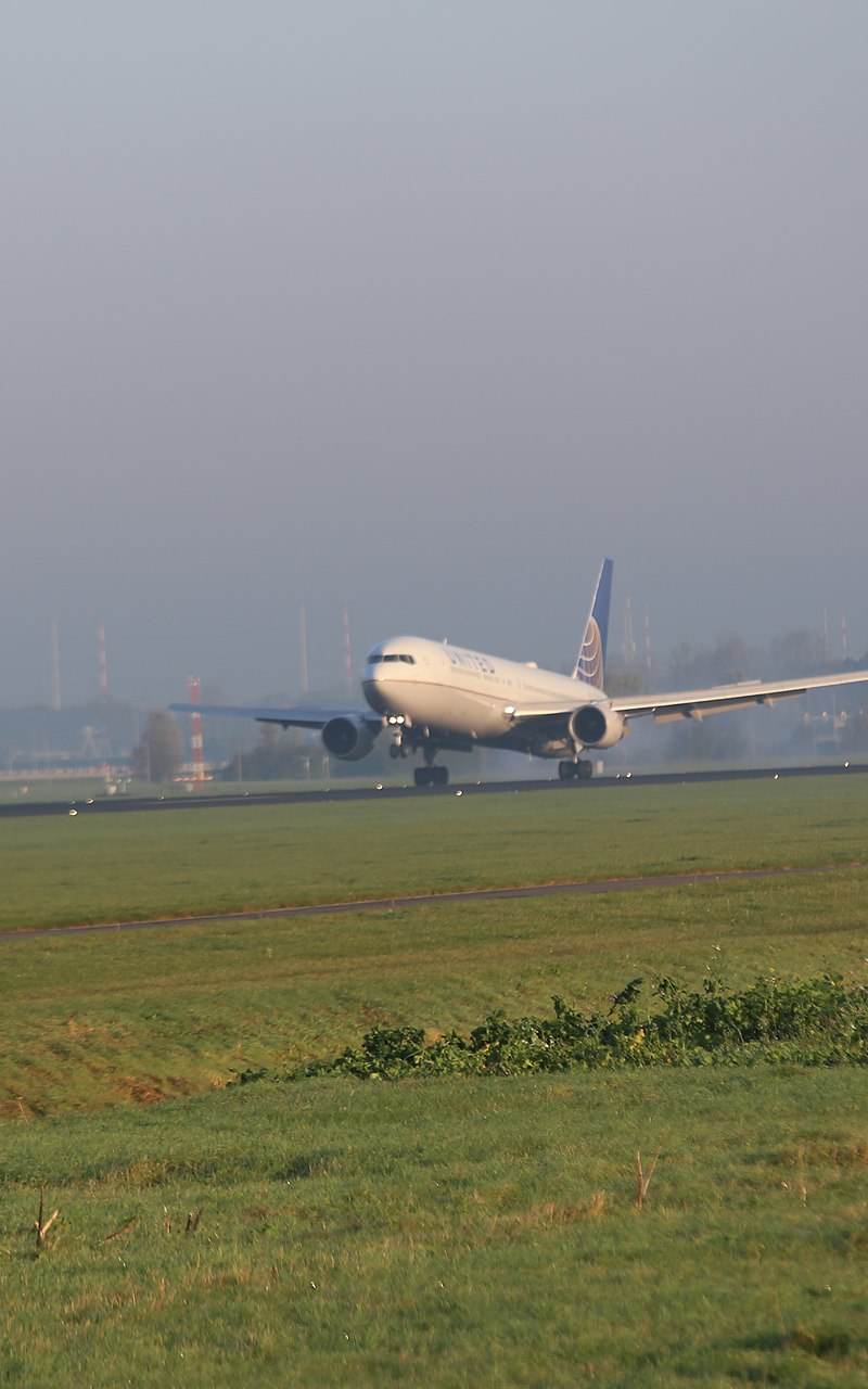 N646UA - Twin-engine aircraft
