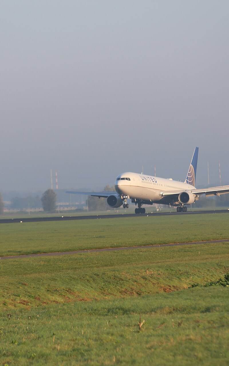 N646UA - Twin-engine aircraft