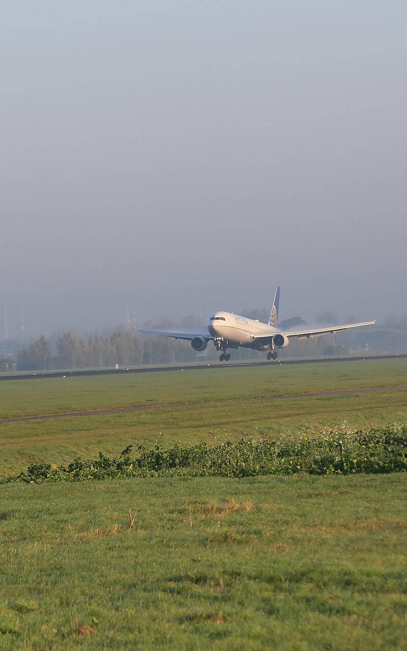 N646UA - Twin-engine aircraft