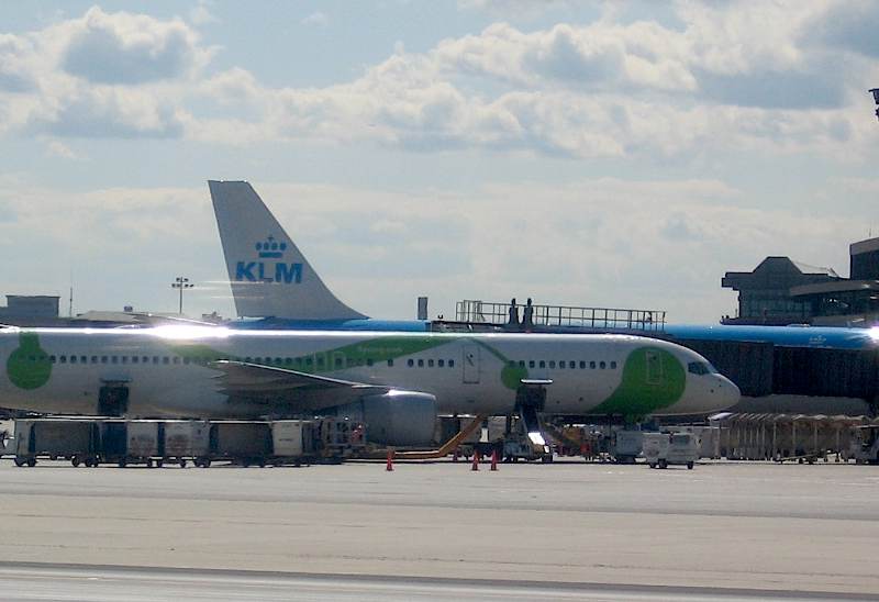 N647DL - Twin-engine aircraft