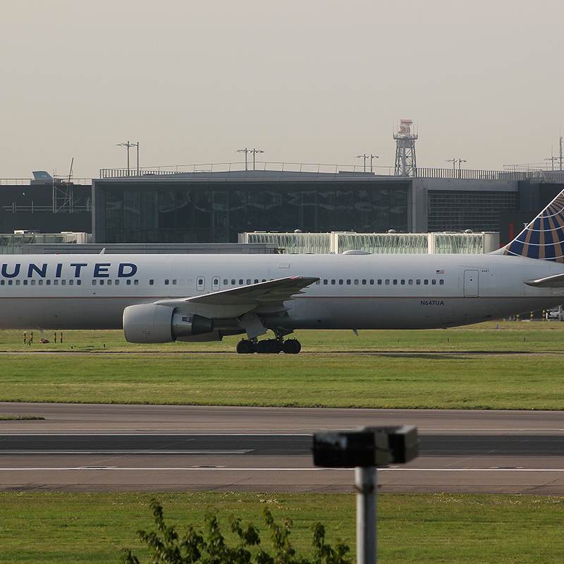 N647UA - Twin-engine aircraft