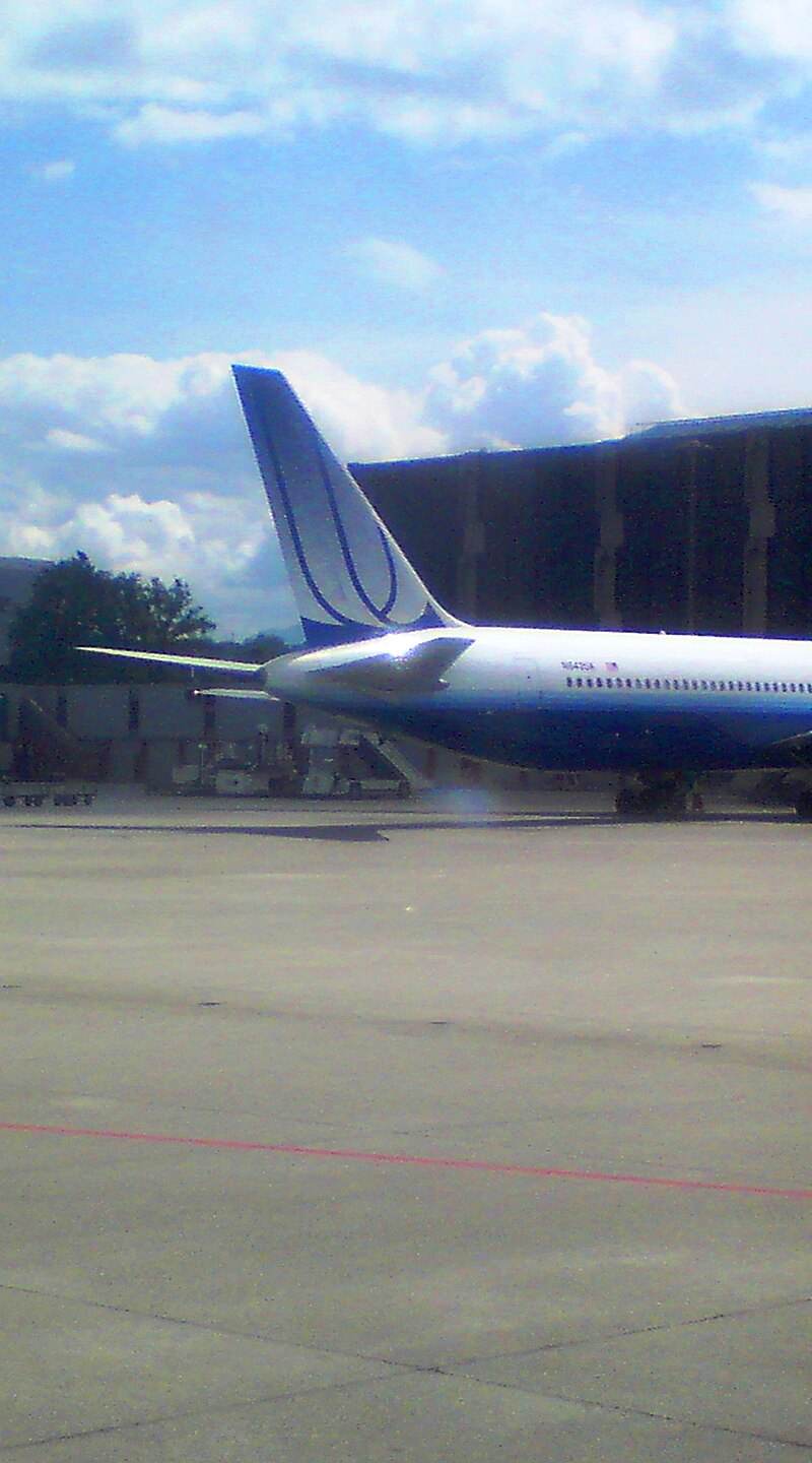 N647UA - Twin-engine aircraft
