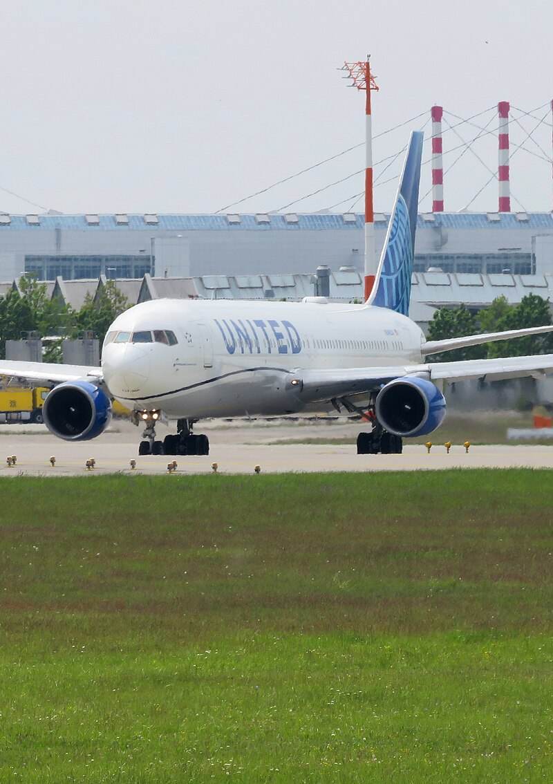 N648UA - Twin-engine aircraft