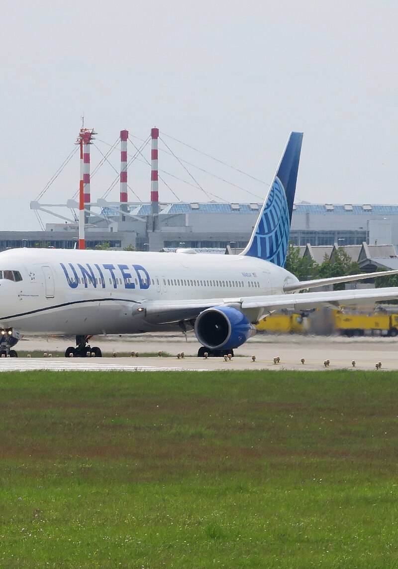 N648UA - Twin-engine aircraft