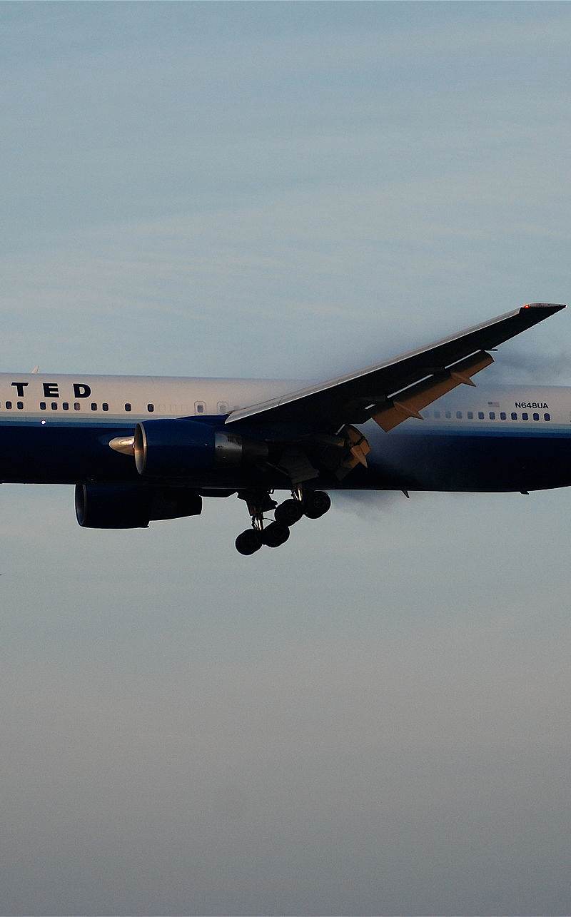 N648UA - Twin-engine aircraft