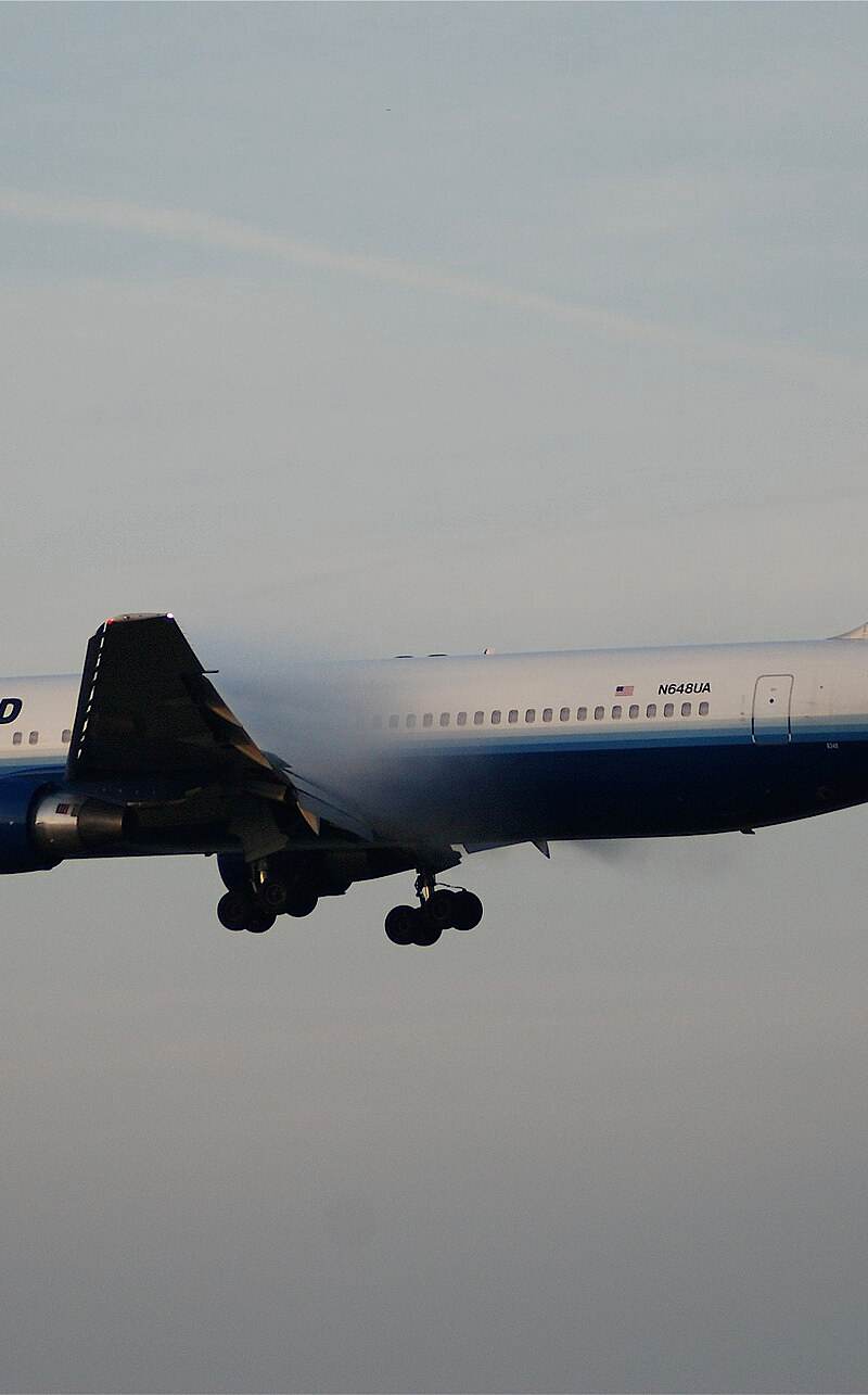 N648UA - Twin-engine aircraft