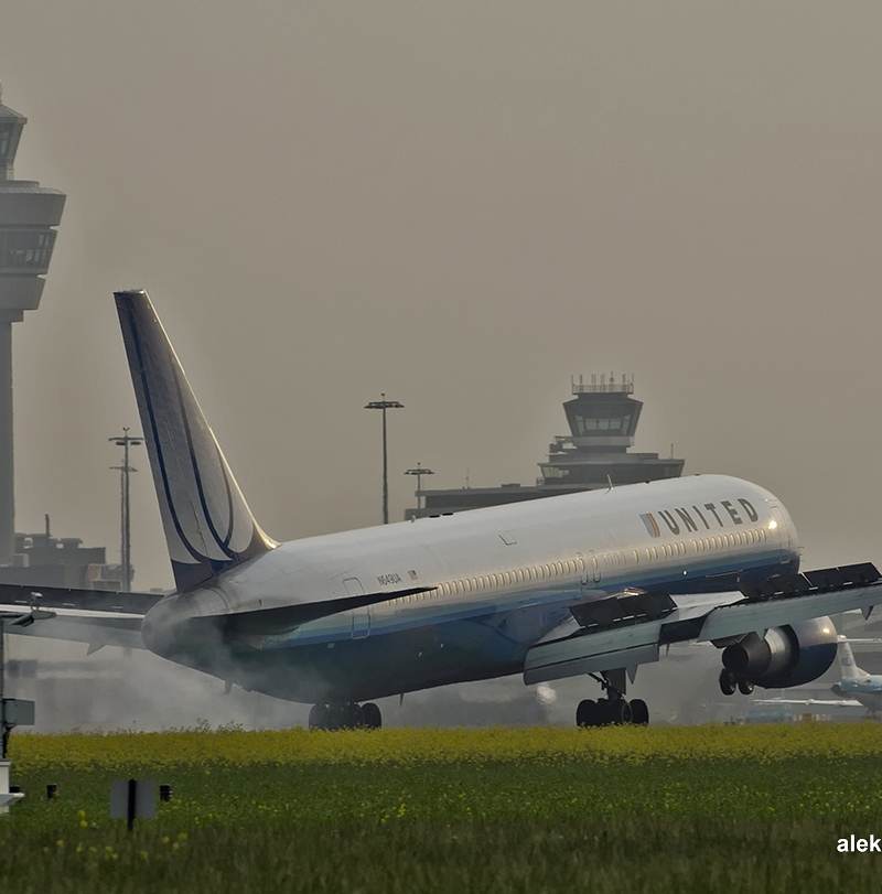 N649UA - Twin-engine aircraft
