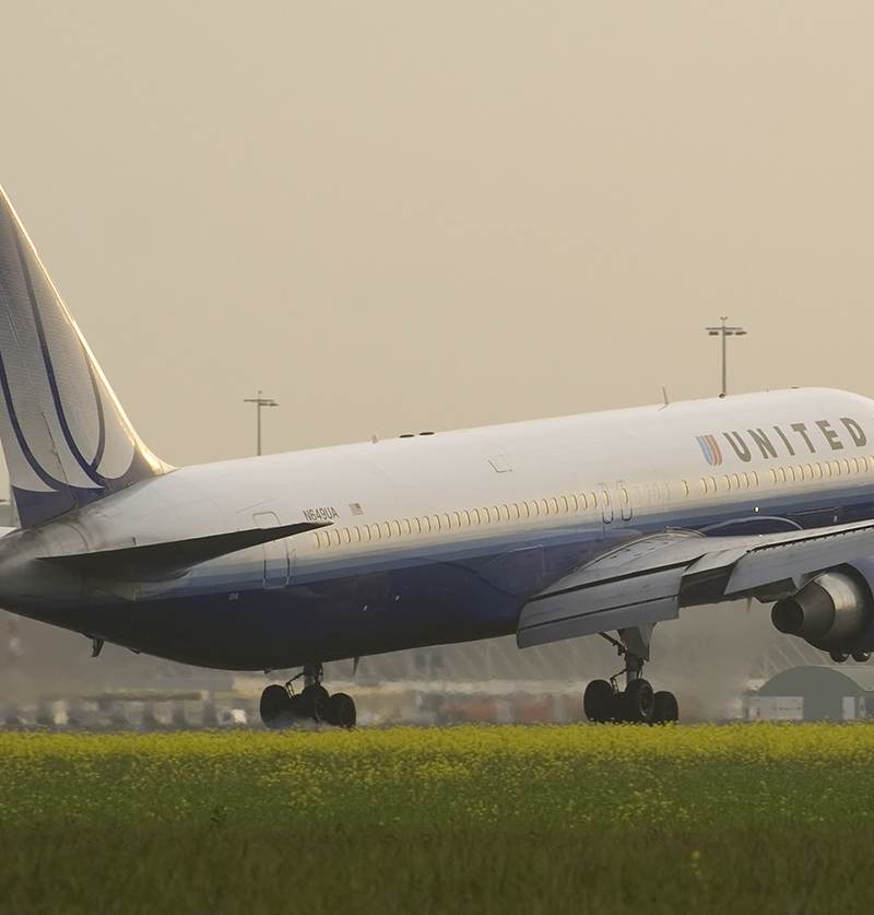 N649UA - Twin-engine aircraft