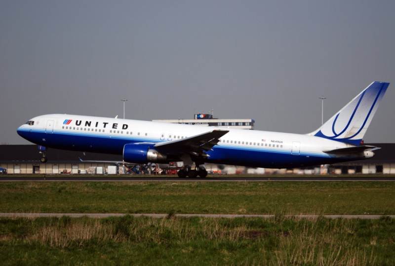 N649UA - Twin-engine aircraft