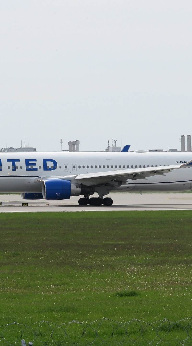 N649UA - Twin-engine aircraft