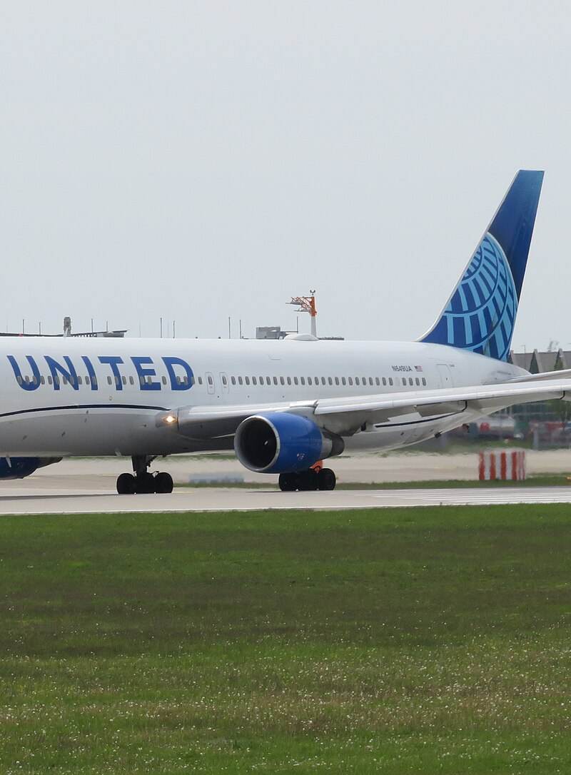N649UA - Twin-engine aircraft