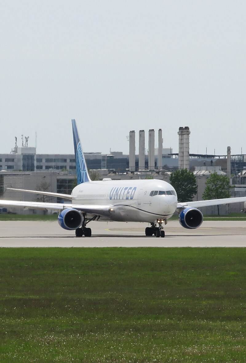 N649UA - Twin-engine aircraft