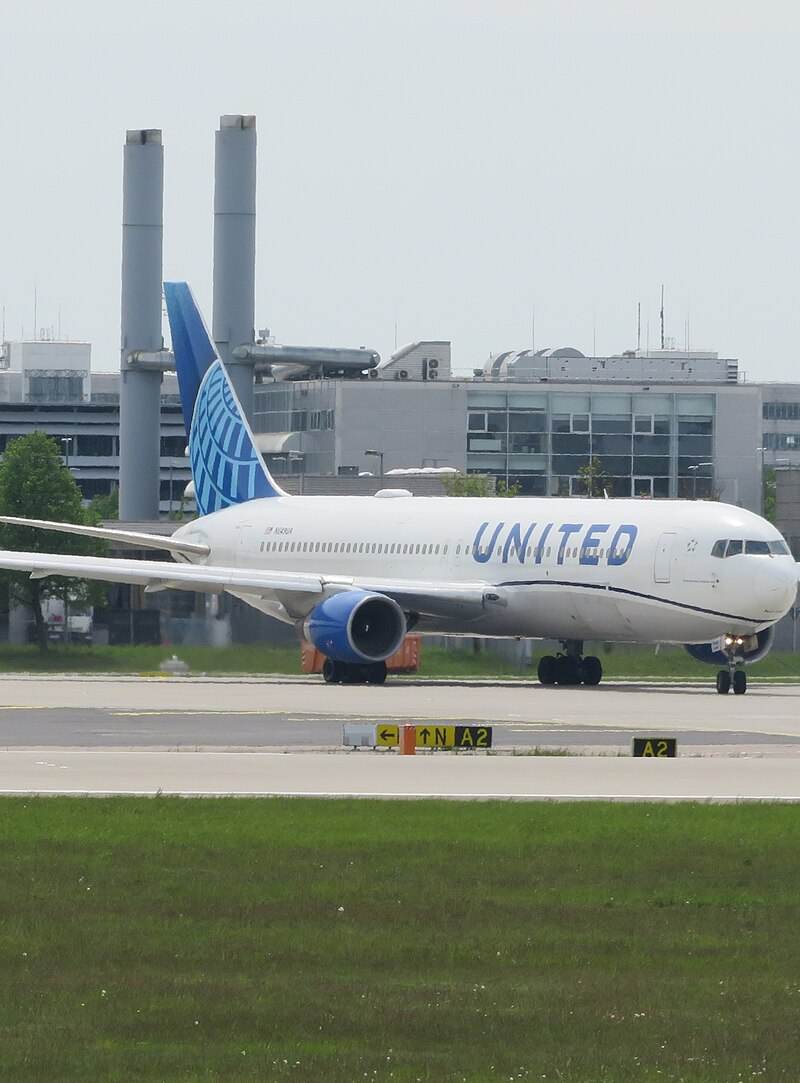 N649UA - Twin-engine aircraft