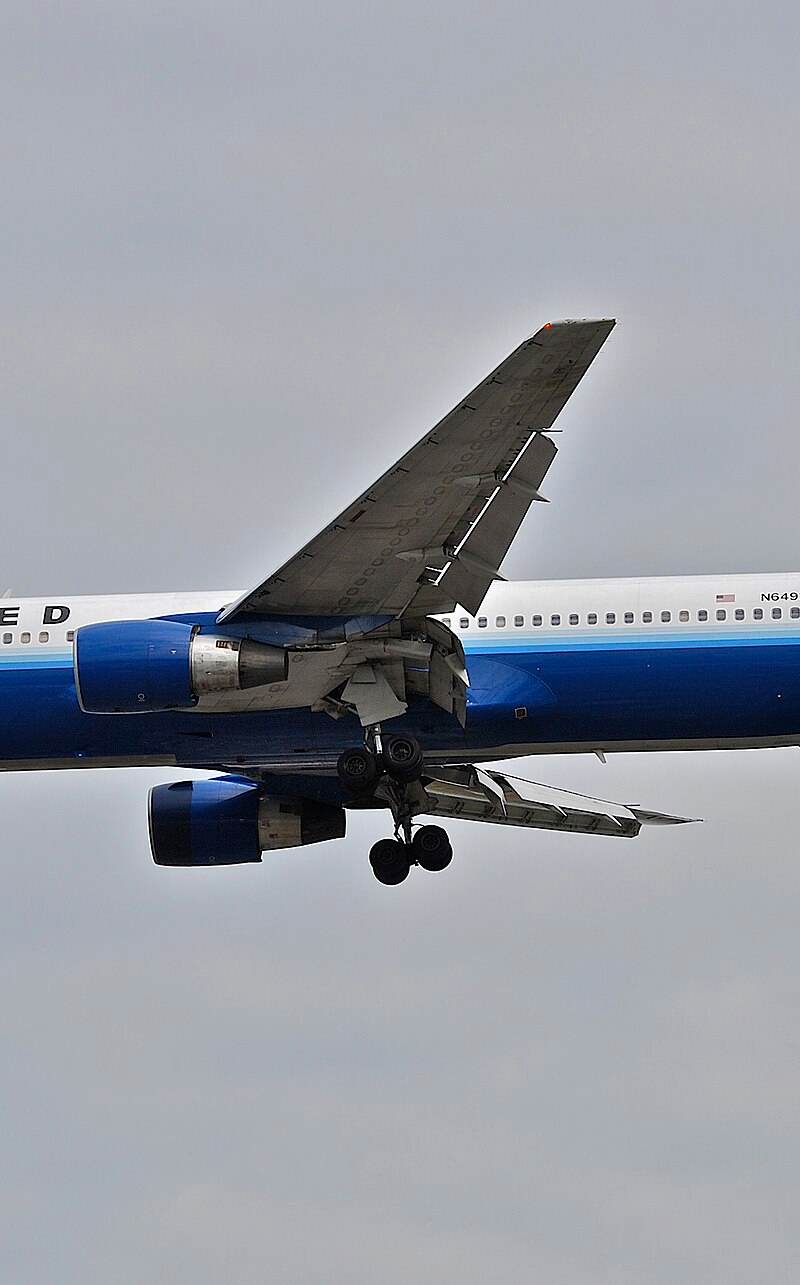 N649UA - Twin-engine aircraft
