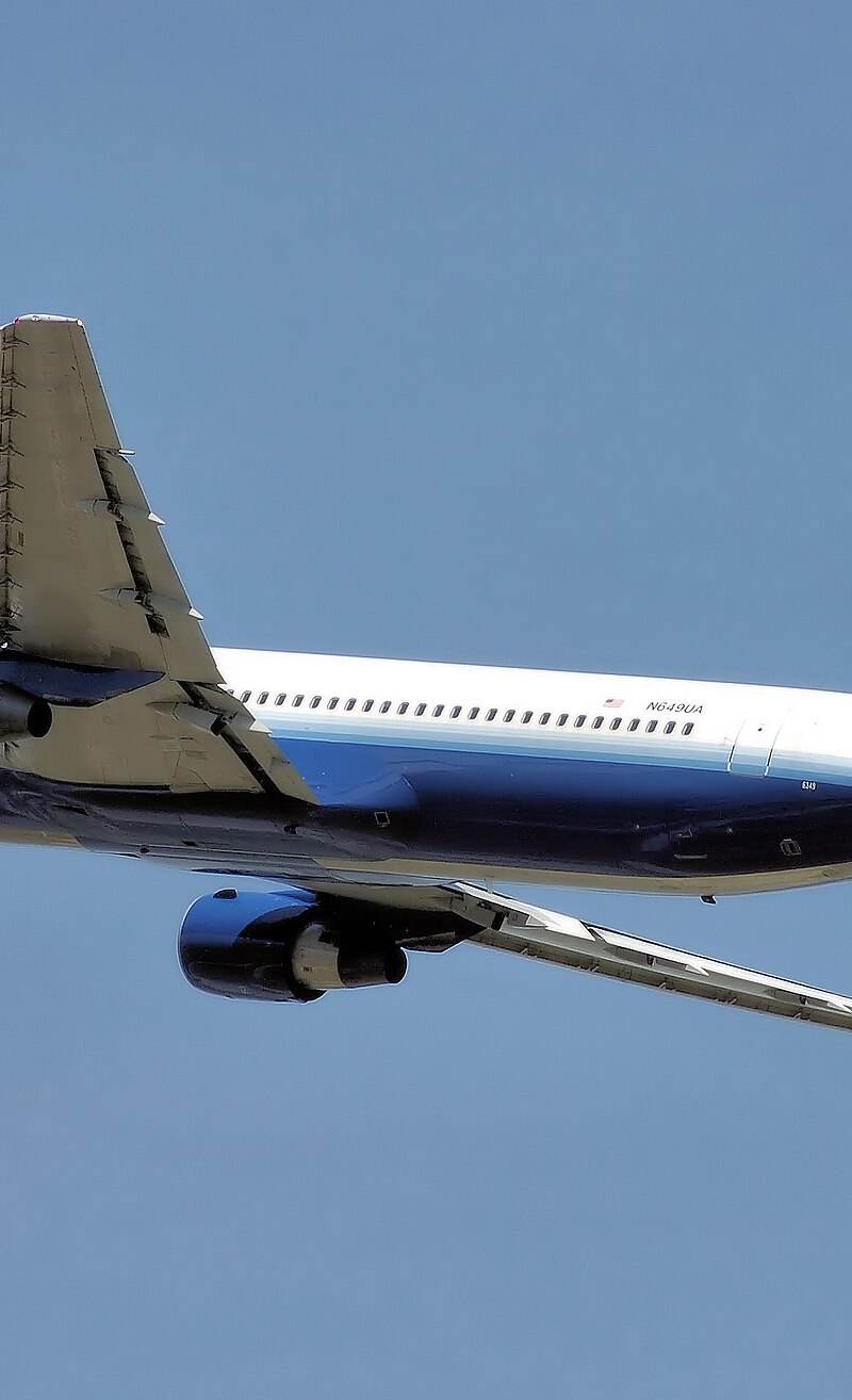 N649UA - Twin-engine aircraft