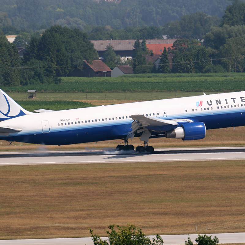 N651UA - Twin-engine aircraft