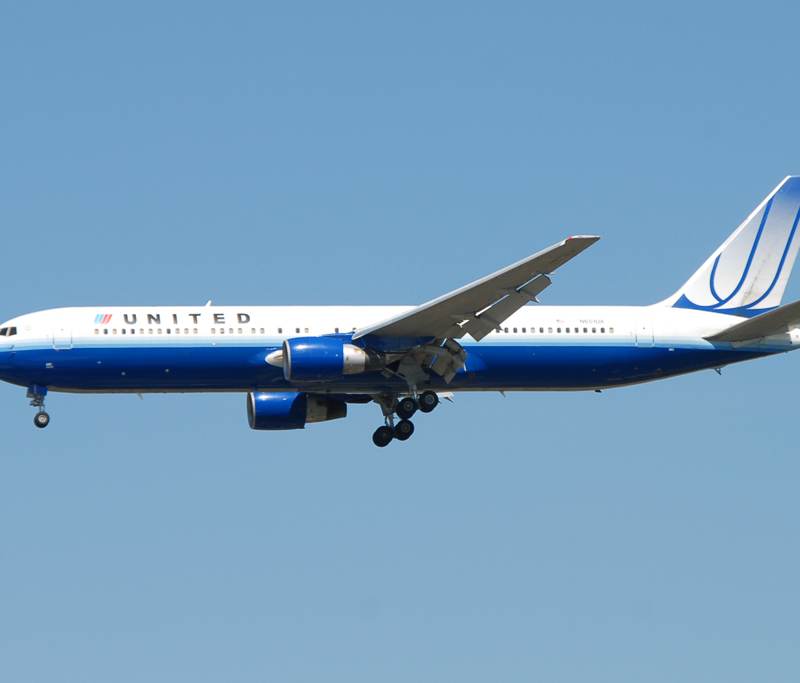 N651UA - Twin-engine aircraft