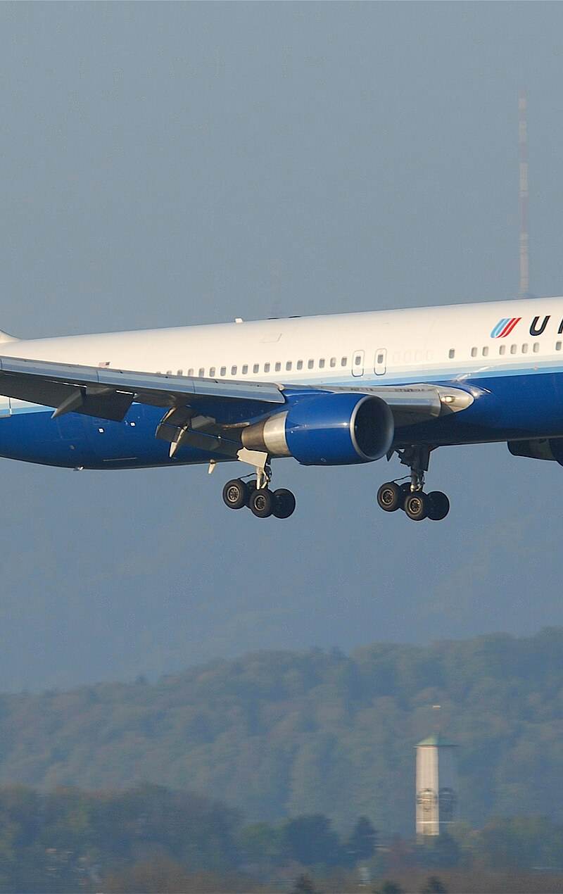 N651UA - Twin-engine aircraft