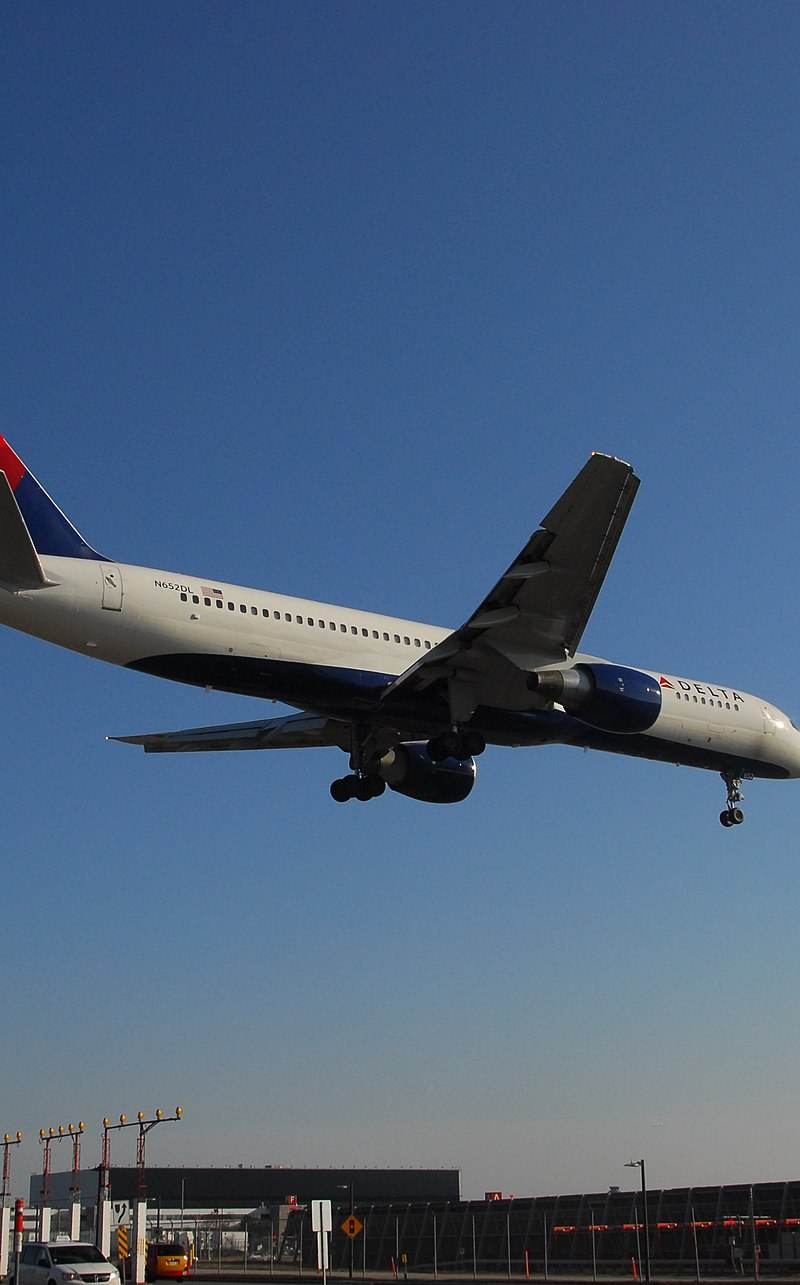 N652DL - Twin-engine aircraft