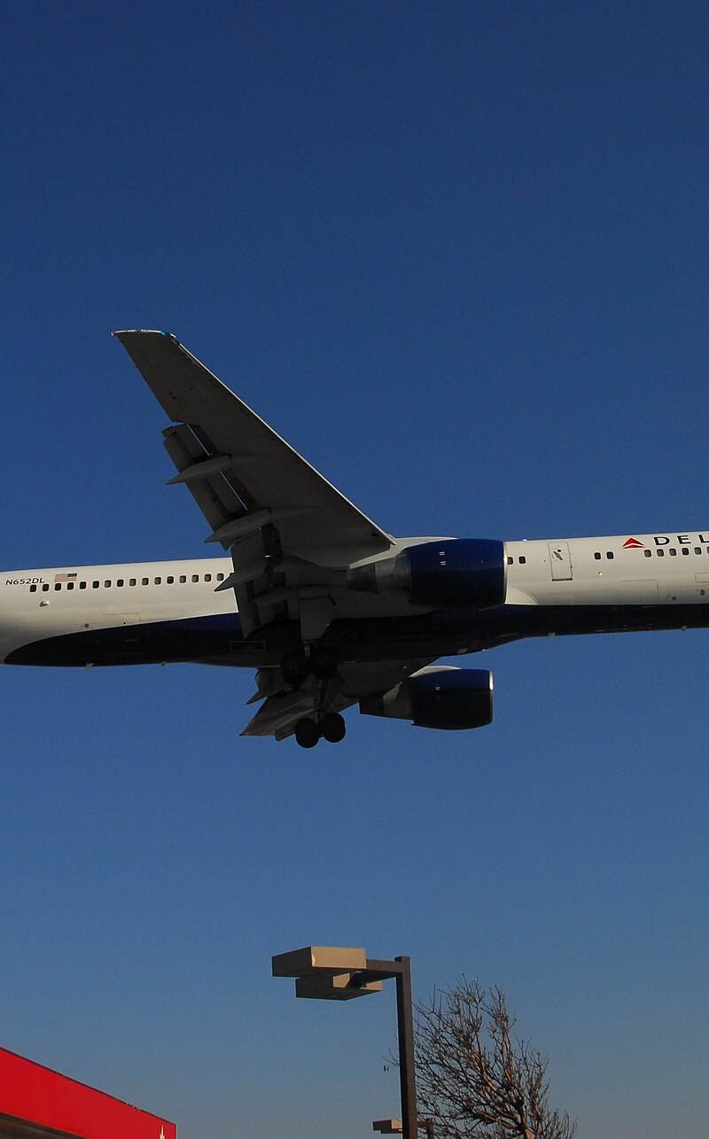 N652DL - Twin-engine aircraft