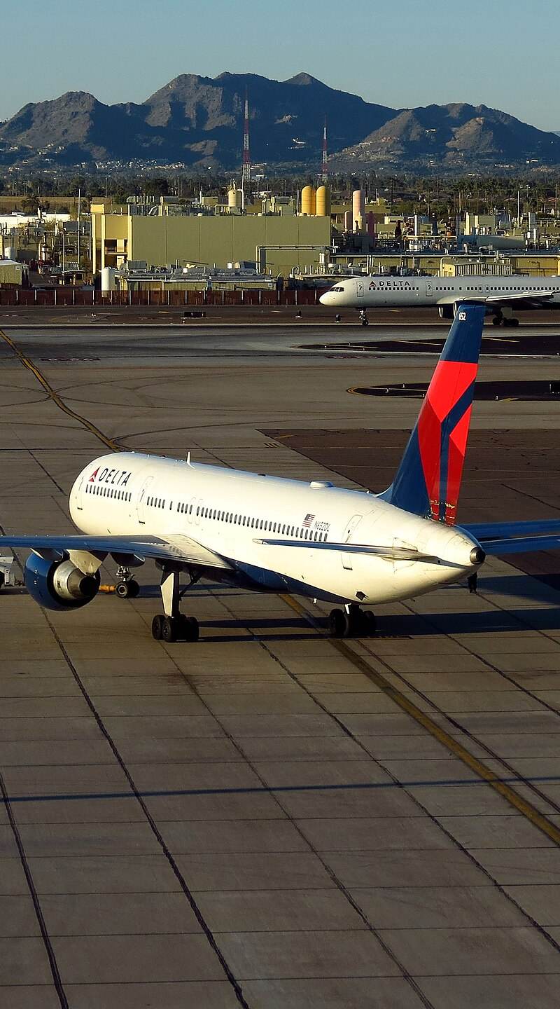 N652DL - Twin-engine aircraft