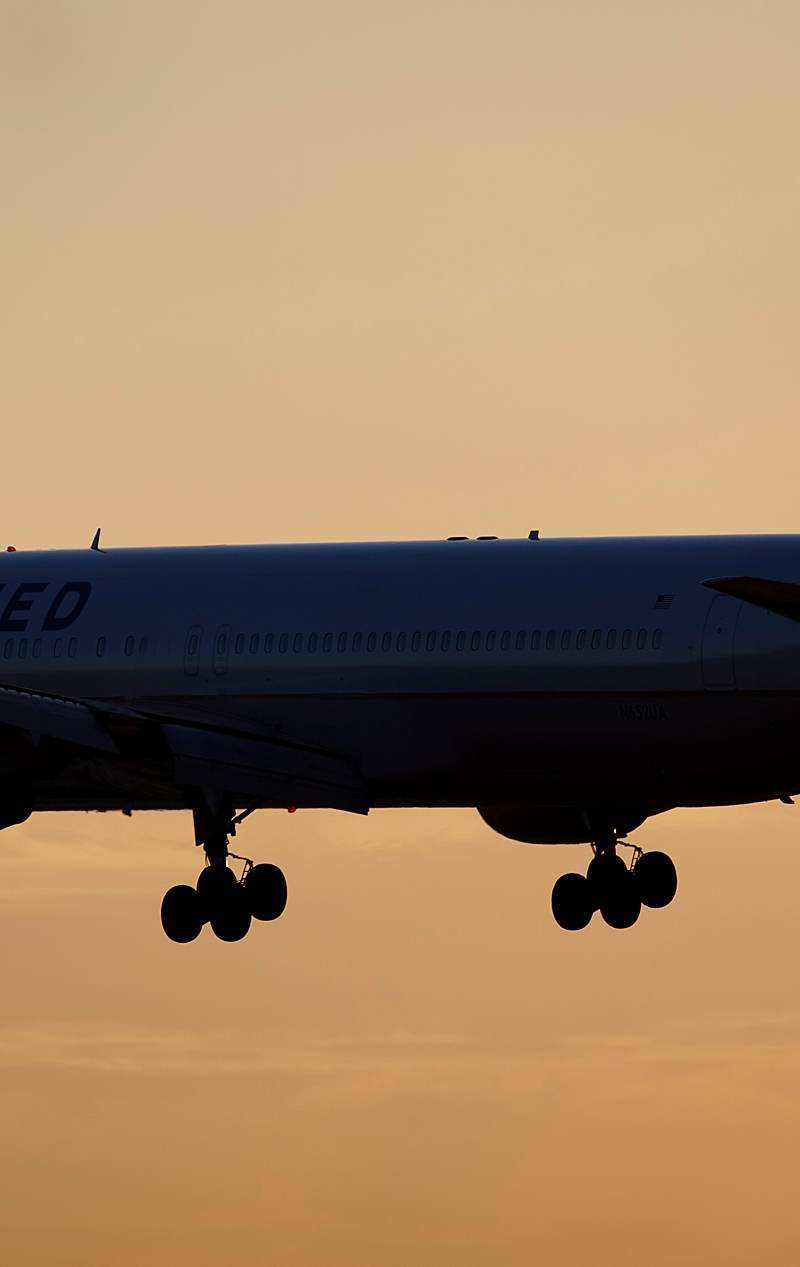 N652UA - Twin-engine aircraft