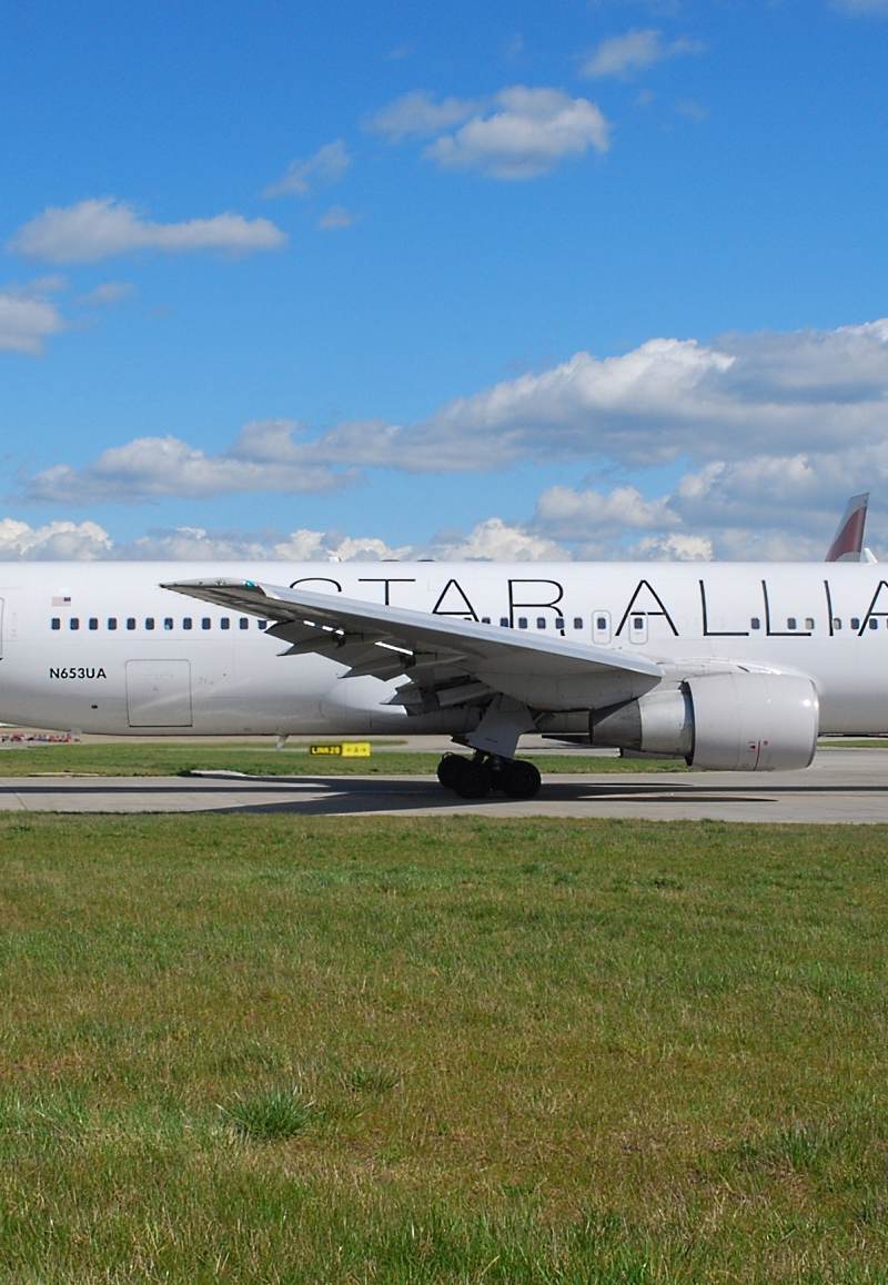 N653UA - Twin-engine aircraft