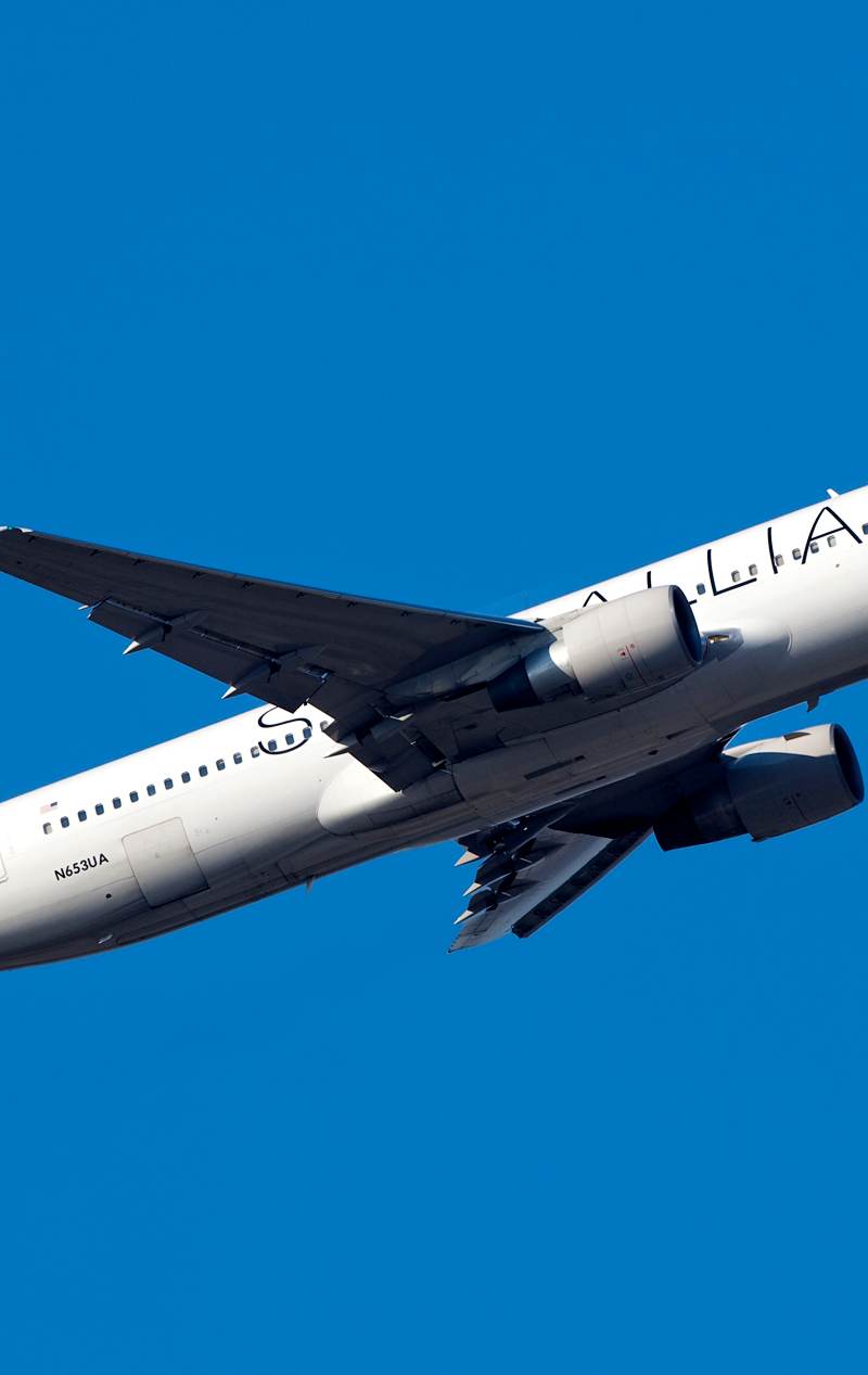 N653UA - Twin-engine aircraft