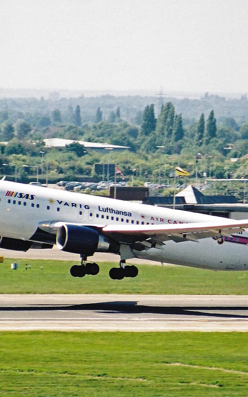 N653UA - Twin-engine aircraft