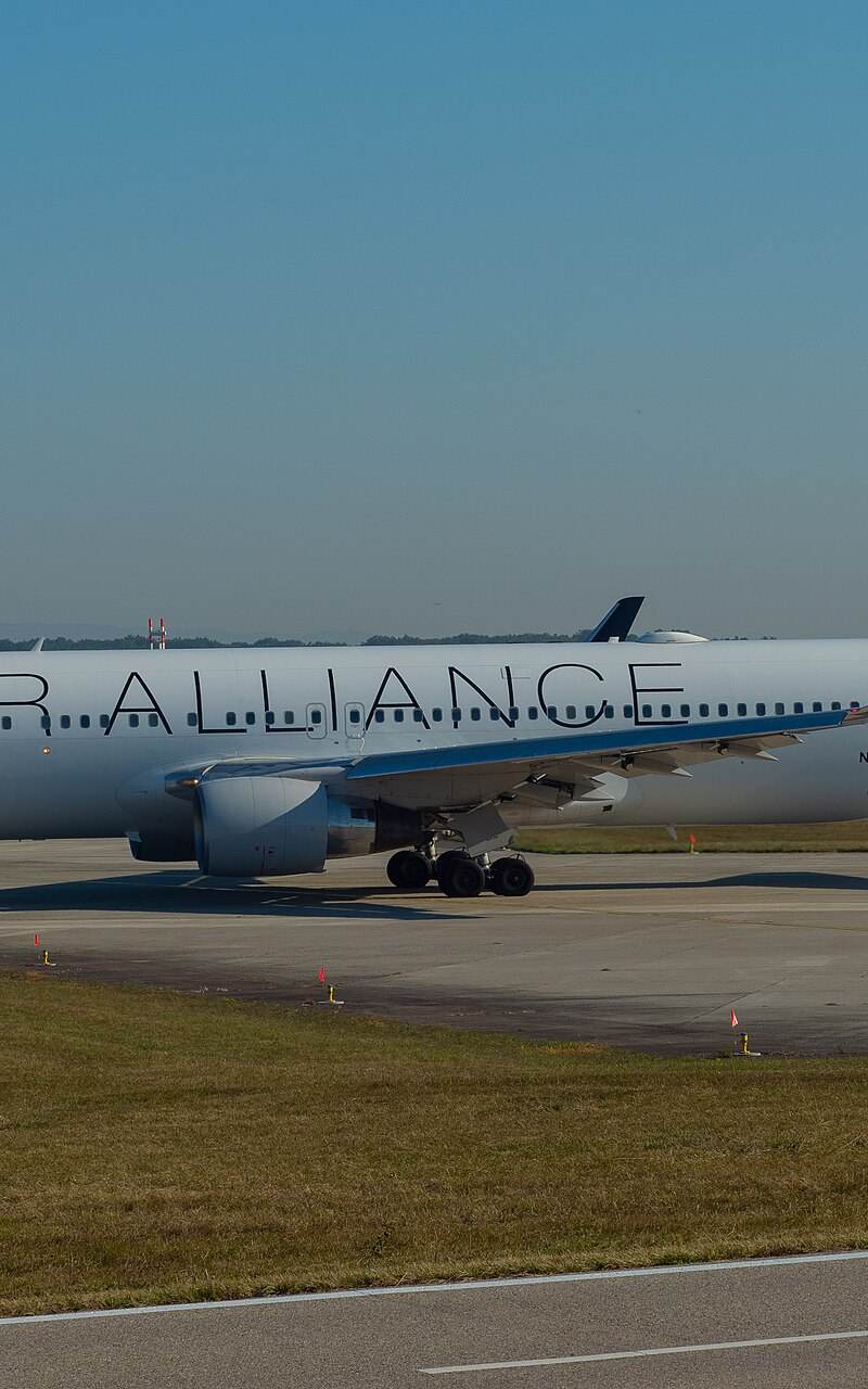 N653UA - Twin-engine aircraft
