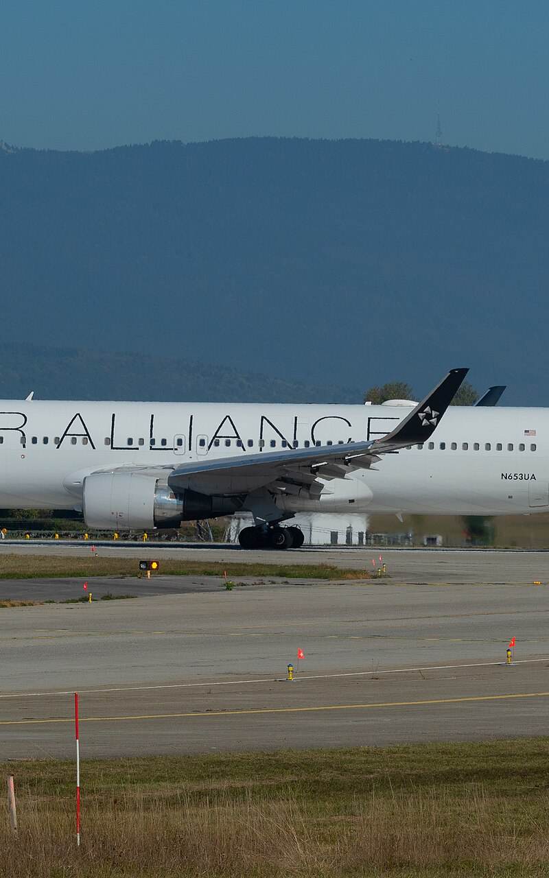 N653UA - Twin-engine aircraft