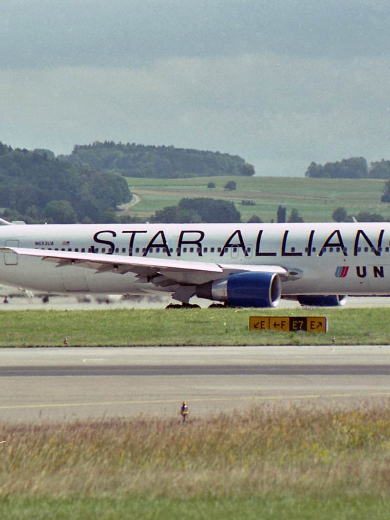 N653UA - Twin-engine aircraft