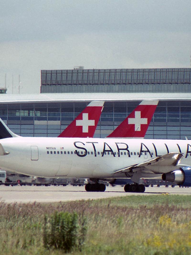 N653UA - Twin-engine aircraft
