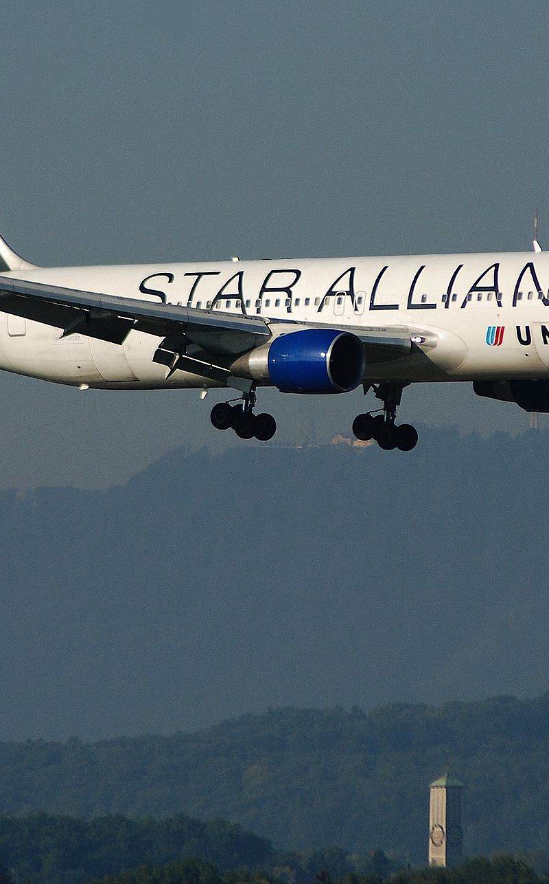 N653UA - Twin-engine aircraft